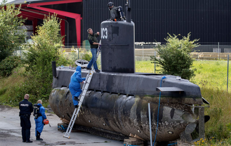 El UC3 Nautilus durante una inspección de la policía danesa